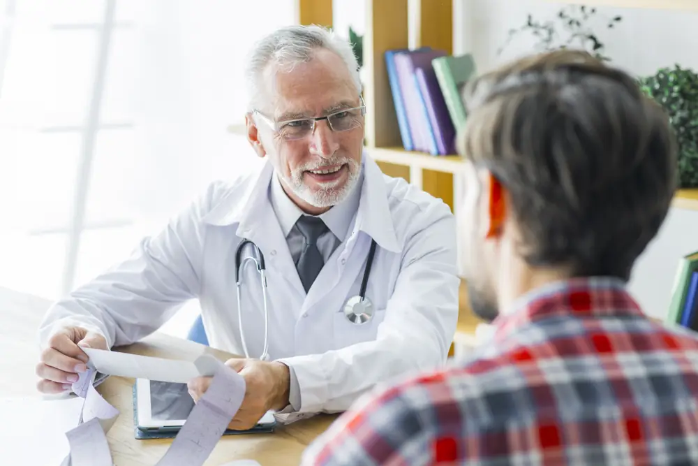Consulta médica em andamento em consultório da clínica