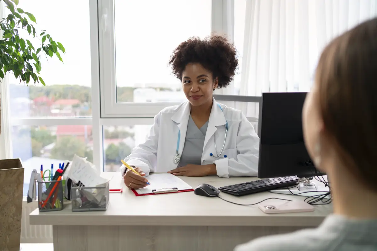 Médica em atendimento a uma paciente no consultório da Clínica Higya